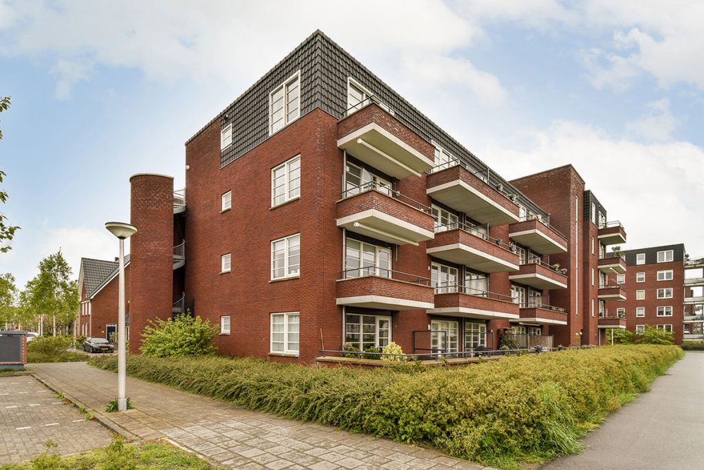 4 BHK Flat On Sell For Reasonable Price